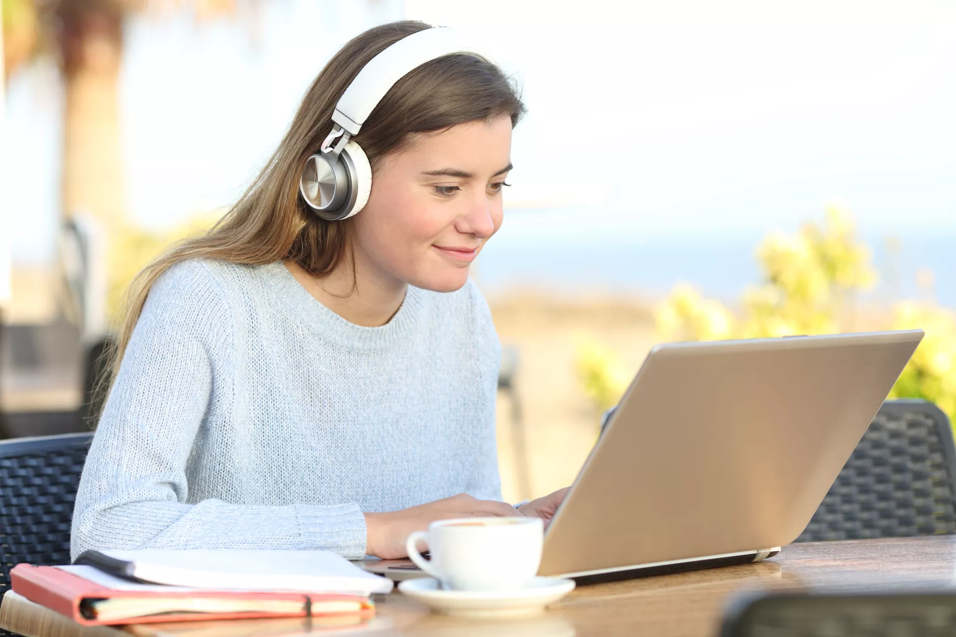 Nachhilfeschülerin am Laptop beim Online-Unterricht