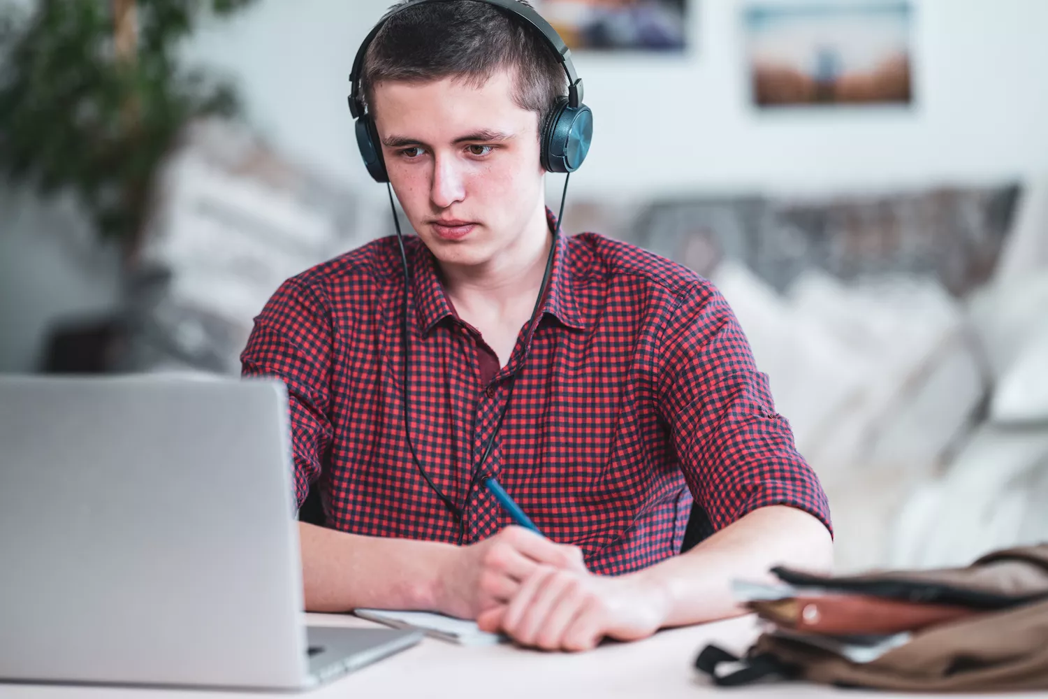 Schüler mit Laptop bei der Online-Nachhilfe