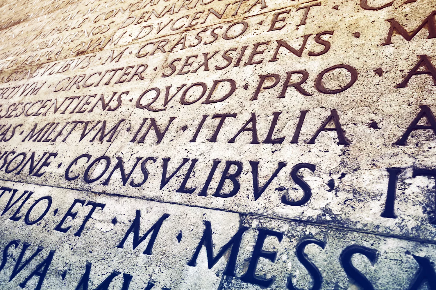 Text in lateinischer Sprache auf Steintafel